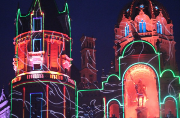 Bunte Farben und Laser erhellen das Schweriner Schloss. 