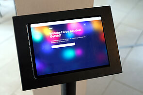 Ein Computer lädt zum Mitmachen ein.