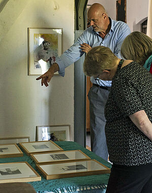 Die Kunstkommission im Atelier von Jörg Herold.