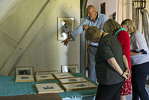 Die Kunstkommission im Atelier von Jörg Herold.