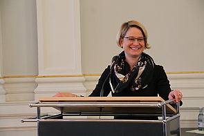 Kulturministerin Birgit Hesse steht an einem Rednerpult.