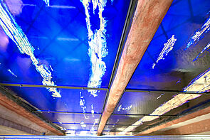 Blick auf ein blaues Fenster.