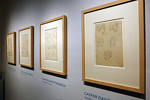 Nahaufnahme von vier Bildern mit Zeichnungen.