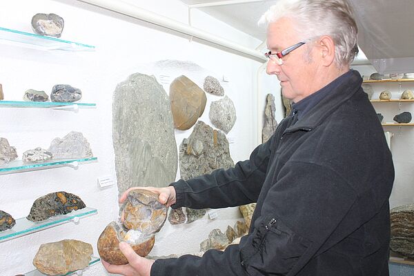 Reinhard Braasch Reinhard Braasch zeigt das Innere eines steinernden Ü-Eis: einen mineralisierten Schwamm.