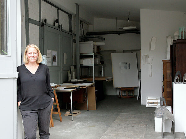 Julia Hansen steht im Eingang ihres Ateliers.