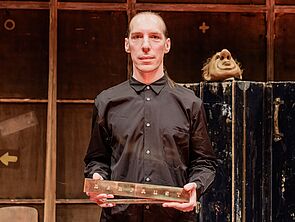 Ein Mann erhält einen Preis auf der Bühne.