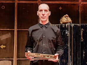 Ein Mann erhält einen Preis auf der Bühne.