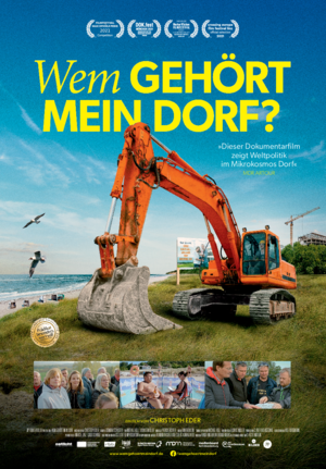 Das Plakat zum Film. Darauf steht ein roter Bagger am Strand. Darunter befinden sich drei Bilder mit Filmszenen.