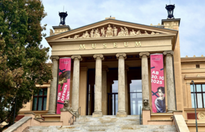 Eine Treppe führt hinauf zum Eingang des Museums.