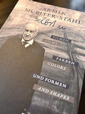 Ein Plakat zeigt Armin Mueller-Stahl.