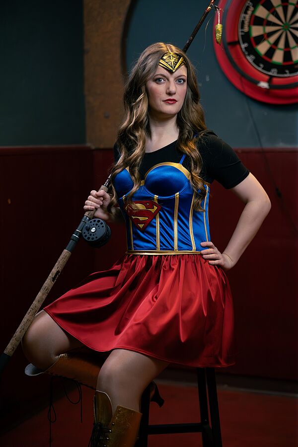 Eine Frau im Kostüm einer Superheldin.
