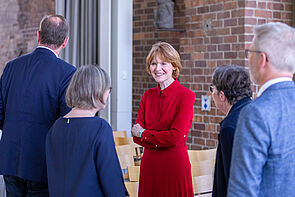 Gäste der Ausstellungseröffnung im Gespräch.