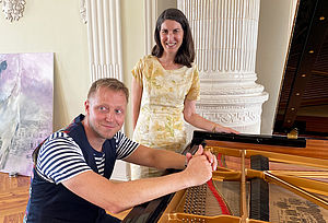 Martin Tingvall sitzt am Klavier. Miriam Hager steht daneben.