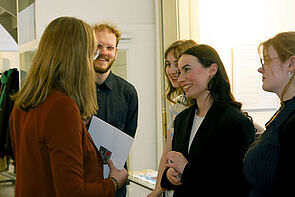 Ministerin Bettina Martin begrüßt die Studierenden.