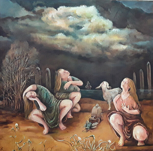 Drei Frauen. Sie hocken draußen auf dem Boden. Sie schauen in den dunklen Wolkenhimmel. Eine Fliege zieht eine kleine Kutsche an den Frauen vorbei.