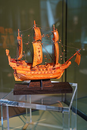 Ein Segelschiff aus Bernstein.