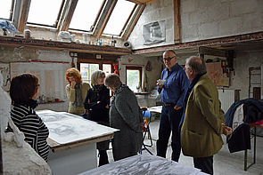 Die Kunstkommission schaut sich im Atelier von Michael Mohns um.