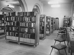 Eine Schwarz-Weiß-Aufnahme von Bücherregalen in der Bibliothek.