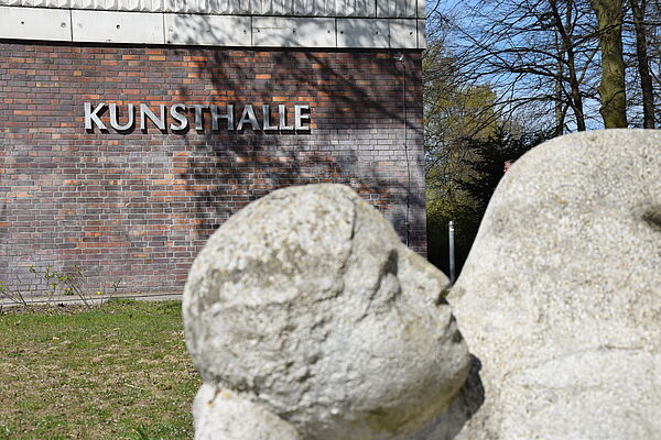 Vor der Kunsthalle steht eine Skulptur.