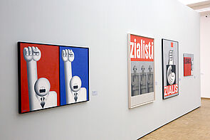 Auf dem Bild recken zwei Personen ihre Faust nach oben.