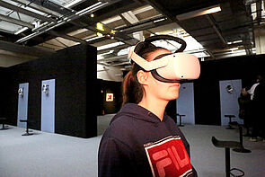 Eine junge Frau trägt eine VR-Brille.