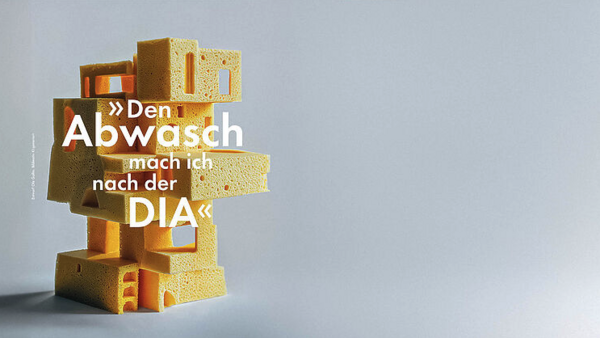 Das Plakat zur Ausstellung. Zu sehen ist ein kunstvoll gestalteter Schwamm.