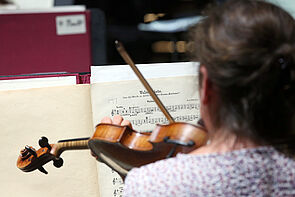 Blick auf die Noten einer Musikerin.