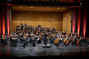 Blick auf das Orchester auf der Bühne.