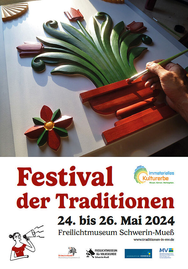 Das Plakat zum Festival der Traditionen. Eine Hand hält einen Pinsel und bemalt damit Schmuckornamente. Darunter steht das Datum des Festivals und der Ort: das Freilichtmuseum Schwerin-Mueß.