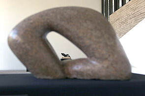 Blick durch eine Skulptur in den Ausstellungsraum.