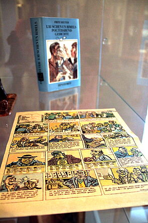 In einer Vitrine liegt eine Comic-Seite aus der Frösi.