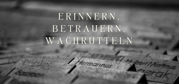 Im Hintergrund sind Gedenksteine zu sehen. Auf dem Bild steht: Erinnern. Betrauern. Wachrütteln.