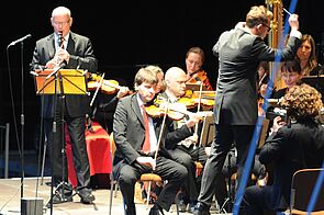 Das Orchester spielt.