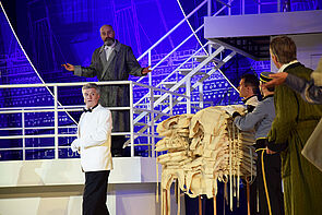 Rettungswesten werden auf die Bühne gebracht.