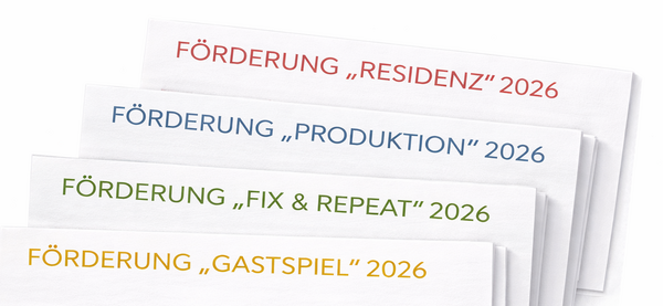 Vier Blätter liegen hintereinander.