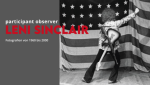 Das Plakat wirbt für die Ausstellung. Rechts steht eine Frau mit einer Gitarre vor der Amerikanischen Flagge und mit dem Rücken zur Kamera.