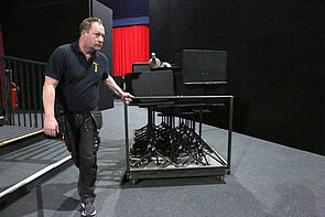 Ein Mann schiebt eine Lastenkarre.