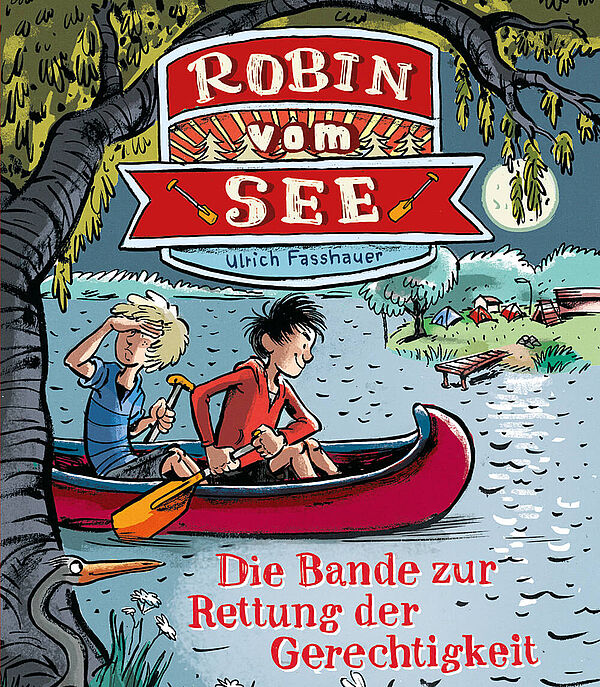 Das Buch-Cover. Darauf paddeln ein Junge und ein Mädchen in einem roten Kanu auf einem See.