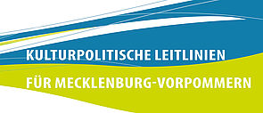 Auf weißem Hintergrund liegen zwei blau und zwei grün geschwungene Balken. Darauf steht in weißen Buchstaben: "Kulturpolitische Leitlinien für Mecklenburg-Vorpommern. Mitreden. Mitgestaltung. Mehr erfahren."