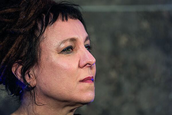 Nahaufnahme eines Gesichts. Die Frau ist die Schriftstellerin Olga Tokarczuk.