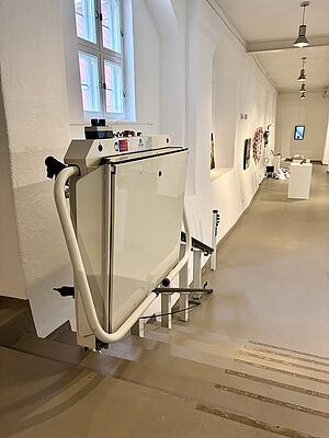 Eine mobile Rampe hilft über Treppen hinweg.