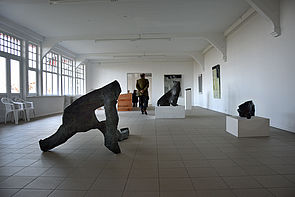 Ein Ausstellungsraum mit Skulpturen.