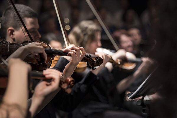 Violinenspielende in einem Orchester