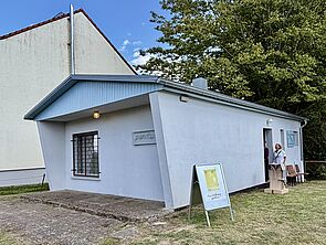 Ein weißes Haus. Hier wird die Kunst ausgestellt.