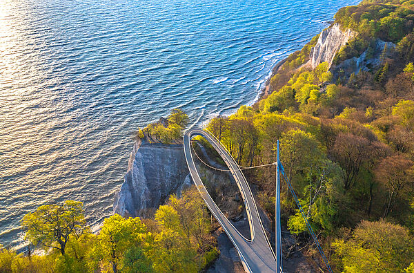 Eine Luftaufnahme von der Ostsee, dem Königsstuhl und der neuen Aussichtsplattform, die von oben wie ein Nadelöhr aussieht.