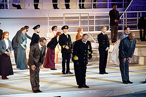 Schlussszene. Die Schauspielerinnen und Schauspieler stehen auf der Bühne und verbeugen sich.