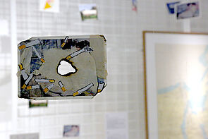 Ein gezeichneter Aschenbecher. In der Mitte ist ein Loch.