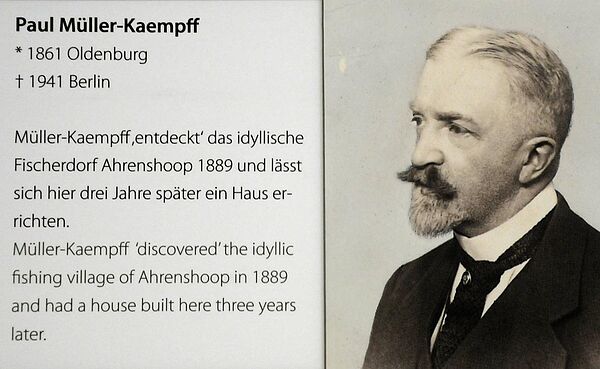 Eine Infotafel mit Text zu Paul Müller-Kaempff und einem Porträt von ihm.