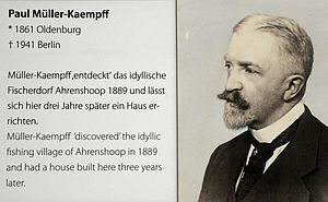 Eine Infotafel mit Text zu Paul Müller-Kaempff und einem Porträt von ihm.