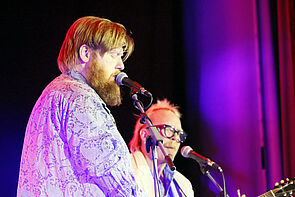 Zwei Musiker spielen auf der Bühne.